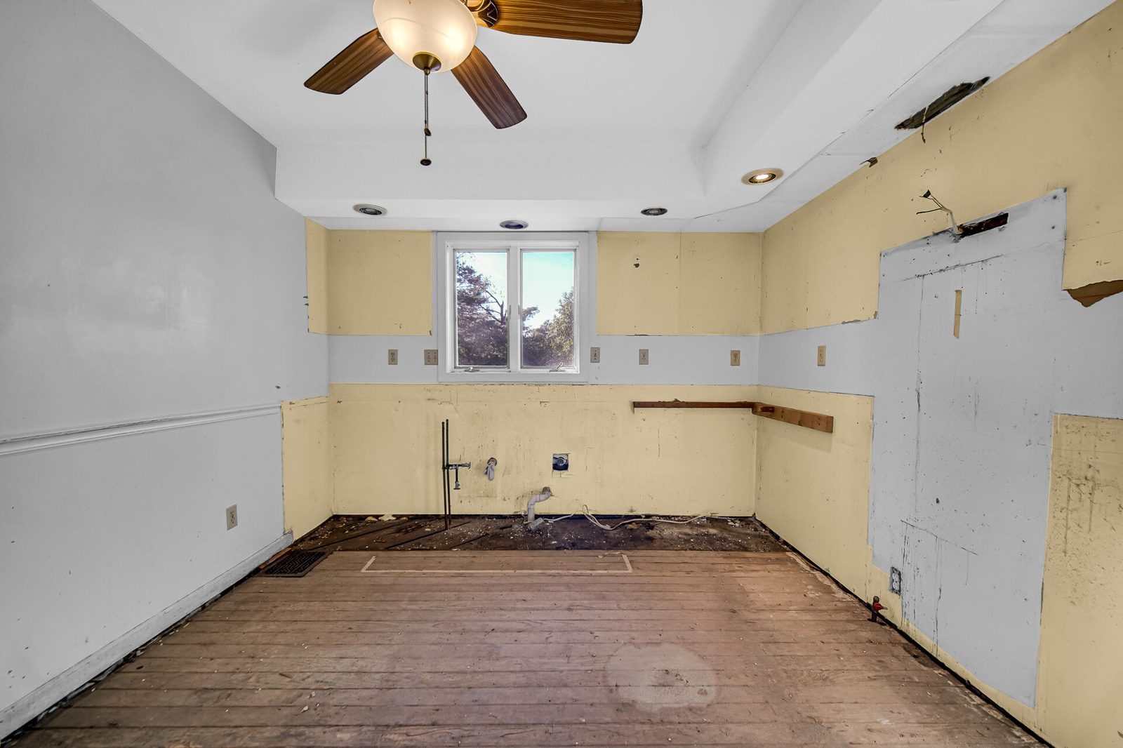 231 E 1200 photo 11