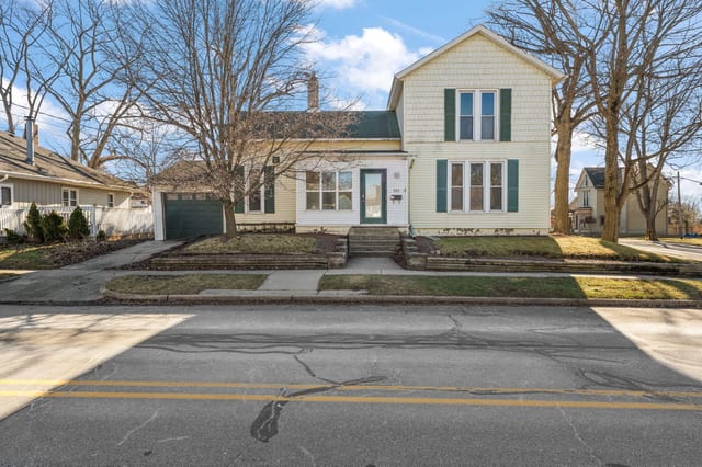 557 W Chicago Street